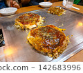 Hiroshima style okonomiyaki 142683996