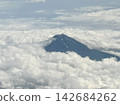 從飛機上俯瞰雲海和富士山。 142684262