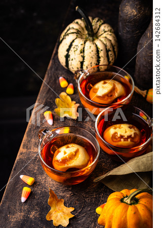 Halloween spicy apple cider drink 142684312