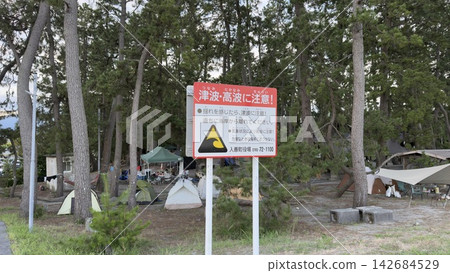 松林露營地和海嘯預警標誌 松林露營地和海嘯預警標誌 142684529