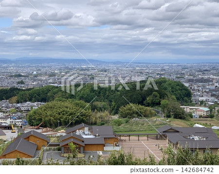 從這裡可以俯瞰奈良國際食品與農業魅力創造大學和梅斯里山陵墓。 從這裡可以俯瞰奈良國際食品與農業魅力創造大學和梅斯里山陵墓。 142684742