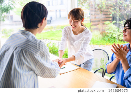 一男一女握手同意接受訪問。 一男一女握手同意接受訪問。 142684975