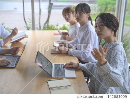 商界人士在會議上進行討論 142685009