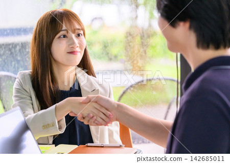 握手的商務人士 142685011