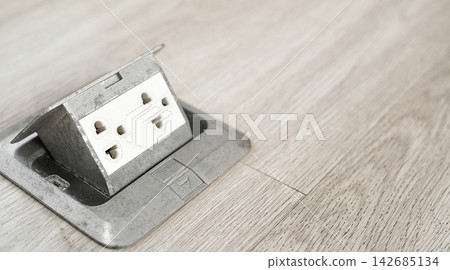 Please plug the charger into the socket Please plug the charger into the socket 142685134