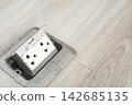 Please plug the charger into the socket 142685135