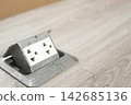 Please plug the charger into the socket 142685136