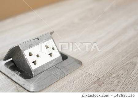 Please plug the charger into the socket Please plug the charger into the socket 142685136