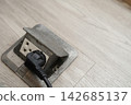 Please plug the charger into the socket 142685137