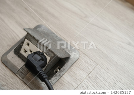 Please plug the charger into the socket Please plug the charger into the socket 142685137