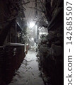 A Japanese alleyway on a snowy night 142685507
