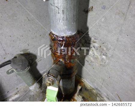 Severely corroded connection points of water supply and drainage pipes due to aging. Severely corroded connection points of water supply and drainage pipes due to aging. 142685572