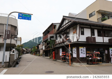 Gifu, Gujo: A scene with a round postbox (in front of the Mino Tea House) Gifu, Gujo: A scene with a round postbox (in front of the Mino Tea House) 142685933