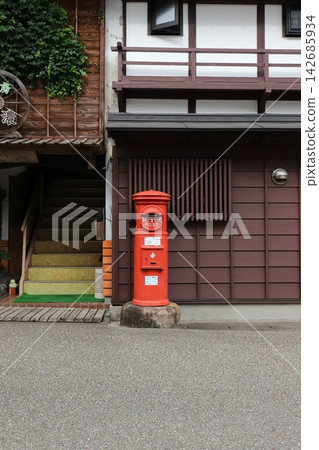 Gifu, Gujo: A scene with a round postbox (in front of the Mino Tea House) Gifu, Gujo: A scene with a round postbox (in front of the Mino Tea House) 142685934