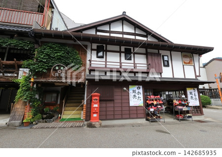 岐阜郡郡上市:圓形郵筒的景象(位於美濃茶屋前) 岐阜郡郡上市:圓形郵筒的景象(位於美濃茶屋前) 142685935