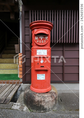 岐阜郡郡上市:圓形郵筒的景象(位於美濃茶屋前) 岐阜郡郡上市:圓形郵筒的景象(位於美濃茶屋前) 142685936