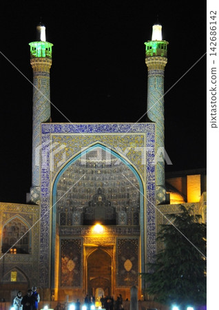 Iran, Isfahan, Imam Square, Imam Mosque, Ivan and Minaret, illuminated, night view Iran, Isfahan, Imam Square, Imam Mosque, Ivan and Minaret, illuminated, night view 142686142