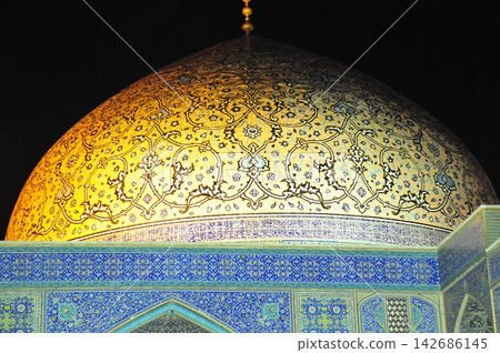 Iran, Isfahan, Imam Square, Dome of Sheikh Lotfollah Mosque, illuminated, night view Iran, Isfahan, Imam Square, Dome of Sheikh Lotfollah Mosque, illuminated, night view 142686145