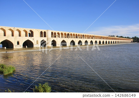Iran, Isfahan, 33-arch bridge (Si-o-Seh Bridge), Zayandeh River Iran, Isfahan, 33-arch bridge (Si-o-Seh Bridge), Zayandeh River 142686149