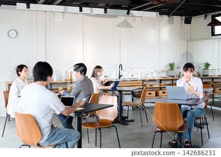 在共享辦公空間工作的人們 在共享辦公空間工作的人們 142686231