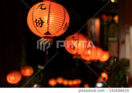 夜晚,台灣九份街道兩旁掛滿了美麗的紅燈籠。 夜晚,台灣九份街道兩旁掛滿了美麗的紅燈籠。 142686629