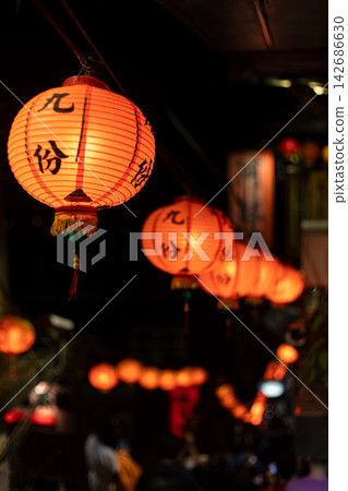 夜晚,台灣九份街道兩旁紅燈籠閃爍,景色宜人(豎幅構圖) 夜晚,台灣九份街道兩旁紅燈籠閃爍,景色宜人(豎幅構圖) 142686630