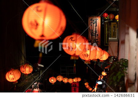 夜晚,台灣九份街道兩旁掛滿了美麗的紅燈籠。 夜晚,台灣九份街道兩旁掛滿了美麗的紅燈籠。 142686631