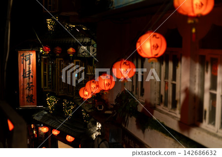 The beautiful light of red lanterns lining the streets of Jiufen, Taiwan at night. 142686632
