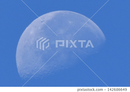 月亮漂浮在藍天 月亮漂浮在藍天 142686649
