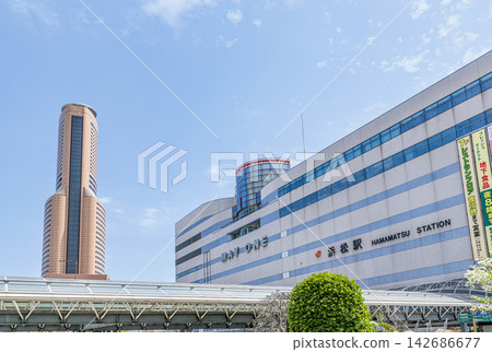 靜岡縣濱松市:晴朗的陽光下,JR濱松站(北口)和濱松行動塔。 靜岡縣濱松市:晴朗的陽光下,JR濱松站(北口)和濱松行動塔。 142686677