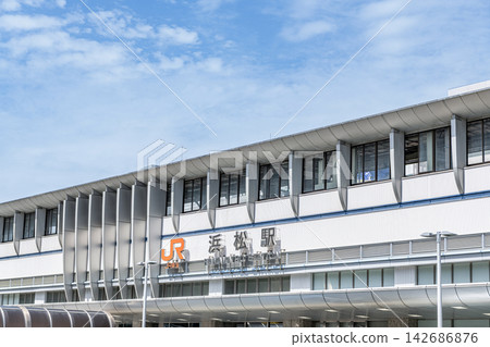 靜岡縣濱松市:晴朗的陽光下,JR濱松站(南口)。 靜岡縣濱松市:晴朗的陽光下,JR濱松站(南口)。 142686876