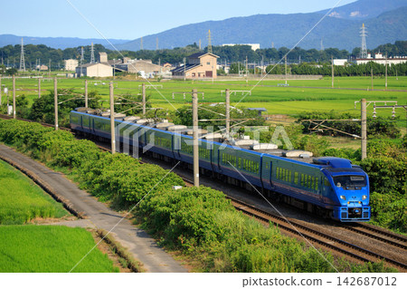 特快列車「Sonic」(JR九州/883系)飛馳過美國平原。 特快列車「Sonic」(JR九州/883系)飛馳過美國平原。 142687012