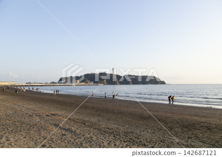 Shonan Katase Nishihama: People spending time on the beach in the evening, and Enoshima Island. Shonan Katase Nishihama: People spending time on the beach in the evening, and Enoshima Island. 142687121