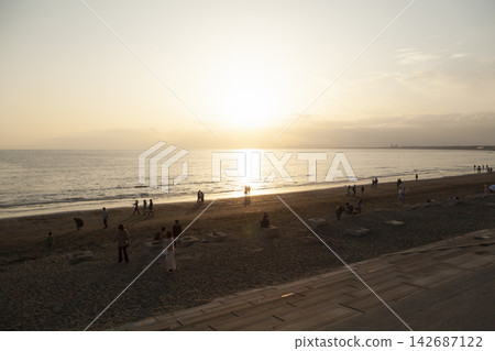 Shonan Katase Nishihama: The sea and silhouettes of people illuminated by the setting sun. 142687122
