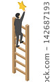 A male office worker climbs a ladder to reach for a star - isometric 142687193