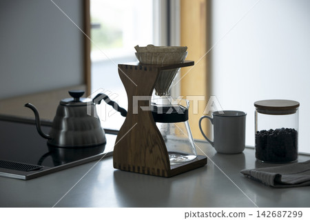 Enjoy hand-drip coffee with stylish coffee equipment. Enjoy hand-drip coffee with stylish coffee equipment. 142687299