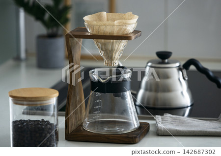 使用時尚的咖啡器具,享受手沖咖啡的樂趣。 使用時尚的咖啡器具,享受手沖咖啡的樂趣。 142687302