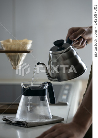 擁有手沖咖啡器具，享受平靜的生活方式。 142687303
