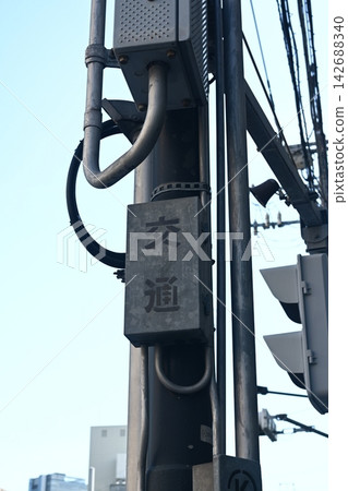 交通基礎設施和道路設施圖片：安裝在電線桿上的控制器和佈線設備。 142688340