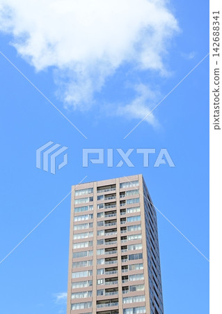 房地產和房屋貸款的圖片：一座高聳入雲的公寓大樓。 142688341