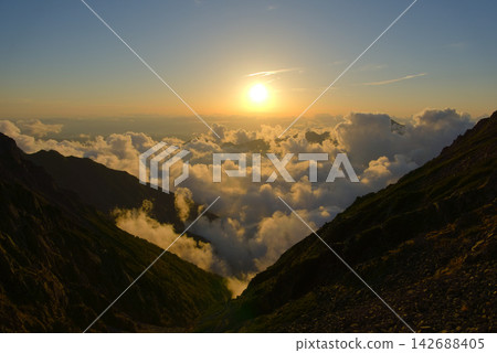 Sunset viewed from Hotaka-dake Mountain Hut in the Hotaka mountain range of the Northern Alps. 142688405