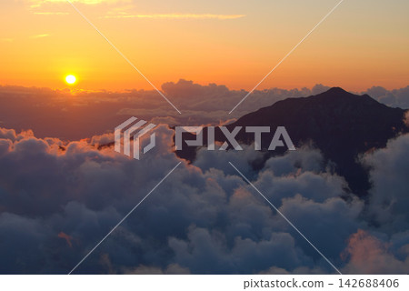 從北阿爾卑斯山穗高山小屋看到的日落和笠嶽山。 從北阿爾卑斯山穗高山小屋看到的日落和笠嶽山。 142688406