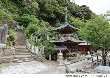 千葉縣立山市名護寺的庭院景色。 千葉縣立山市名護寺的庭院景色。 142688471