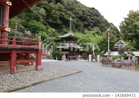千葉縣立山市名護寺的庭院景色。 千葉縣立山市名護寺的庭院景色。 142688472