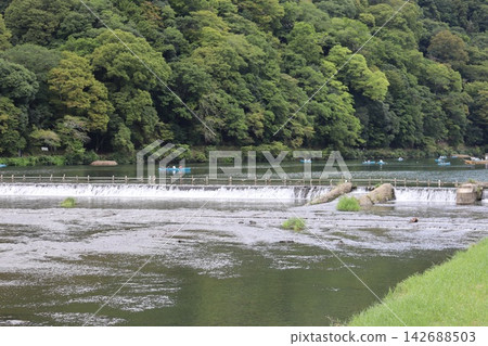 京都嵐山渡月橋桂川清新翠綠的景色。 京都嵐山渡月橋桂川清新翠綠的景色。 142688503