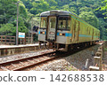 A local train passing by Tsubojiri Station, a remote station on the JR Shikoku Dosan Line (Miyoshi City, Tokushima Prefecture). 142688538