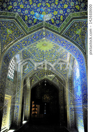 Iran, Isfahan, Imam Square, Sheikh Lotfollah Mosque, wall decorated with tiles Iran, Isfahan, Imam Square, Sheikh Lotfollah Mosque, wall decorated with tiles 142688600