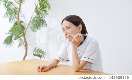 女白大衣 142689156