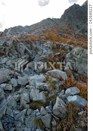 [Mountain Scenery] Autumn foliage at Karasawa Cirque, Nagano Prefecture - Seitengrat mountain trail (2012) 142689227