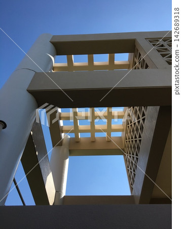 The clear, sunny sky and the structural beauty of the modern building. The clear, sunny sky and the structural beauty of the modern building. 142689318